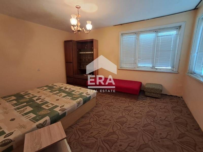 Двуетажна ексклузивна къща за продажба, с гараж и голям двор, на главн