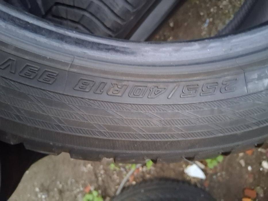 255 40 18 YOKOHAMA 2бр зимни