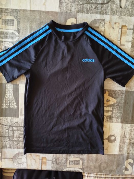 Къси гащи и тенисни adidas