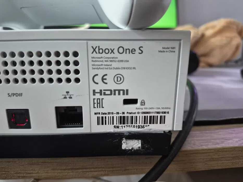 Xbox One S 1Tb + controller
