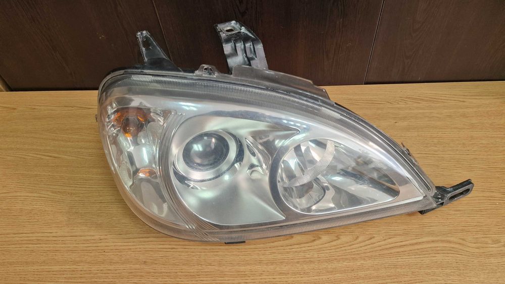 ОРИГИНАЛЕН Mercedes ML W163 десен ксенон фар xenon far Мерцедес МЛ