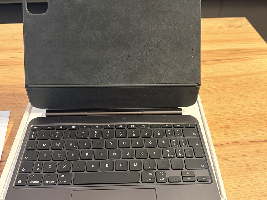 Magic keyboard ipad pro m4,m5 a2975
