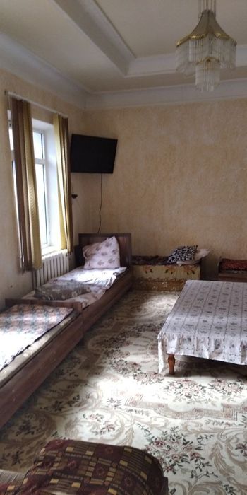 Студентлар учун жой 5 та хонадан иборат яшаш жойи ховлида без комунал