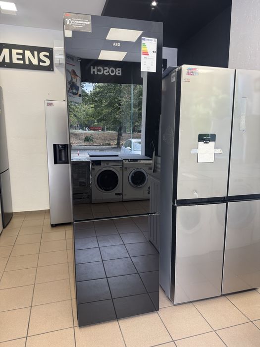 Черен, огледален хладилник AEG