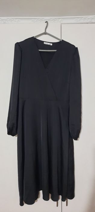 Платье черное атласное