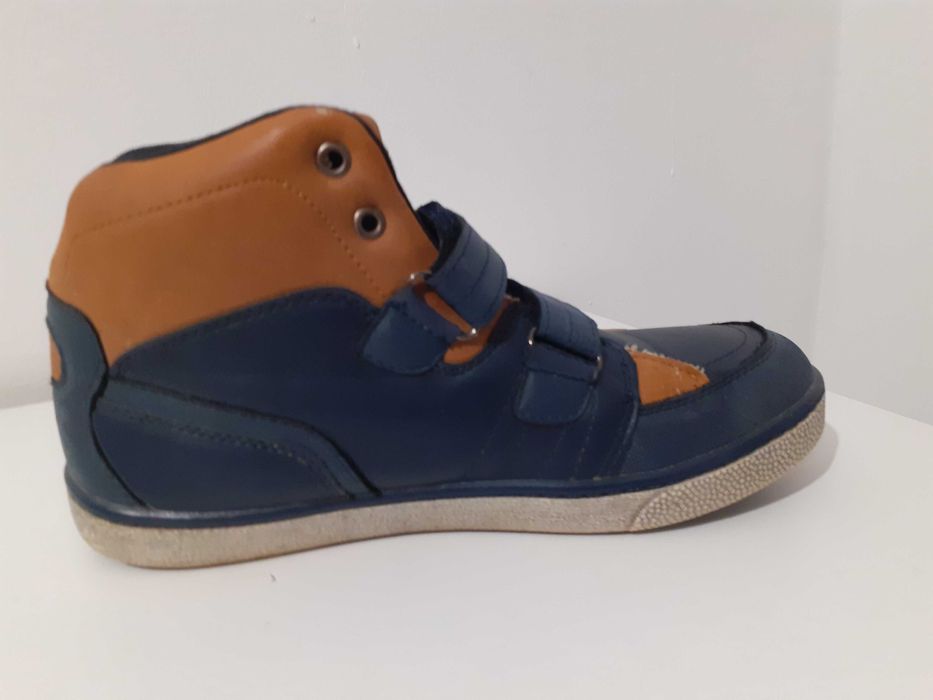 Продается кроссовка-сапожка