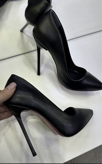 Продаю лабутены. Одевала 1-2 раза на мероприятие. В хорошем состоянии.