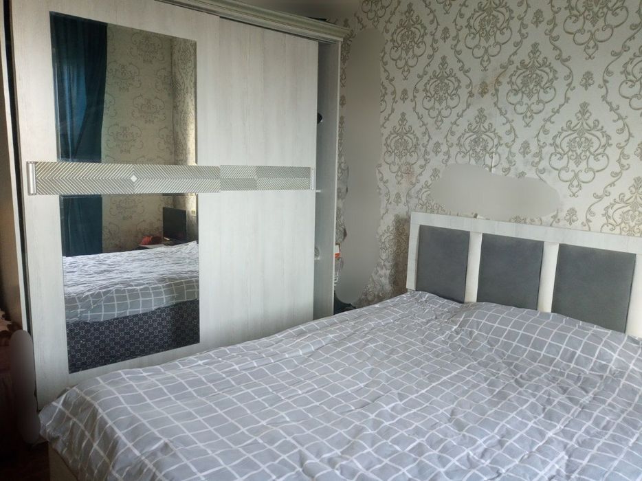 Продается спальный гарнитур шкаф купе кроват трюмо и тумбочки