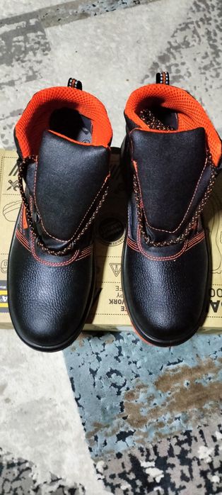 Продам новые спецобувь ботинки 43 размер.