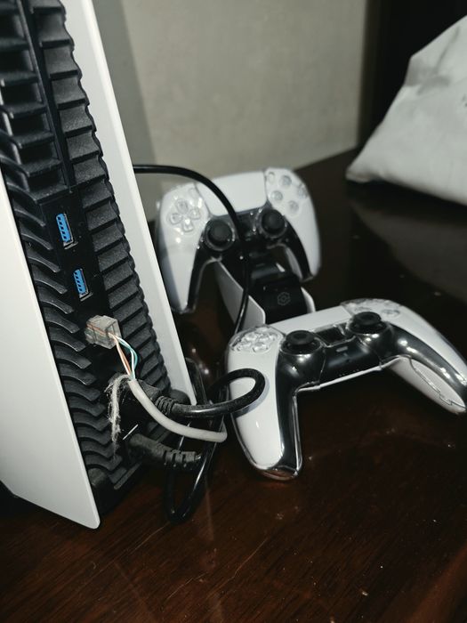 Play Staytion 5 и два  джойстика