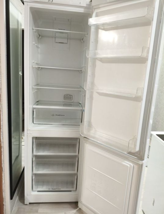 Продам Холодильник indesit