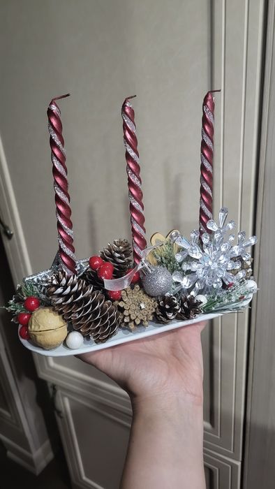 Подсвечники со свечами.