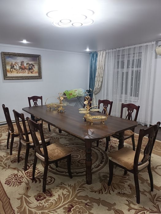 Стол 1 шт. Стуля 8 шт. 2.5 метр.