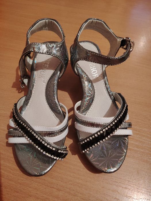 Продам Босоножки