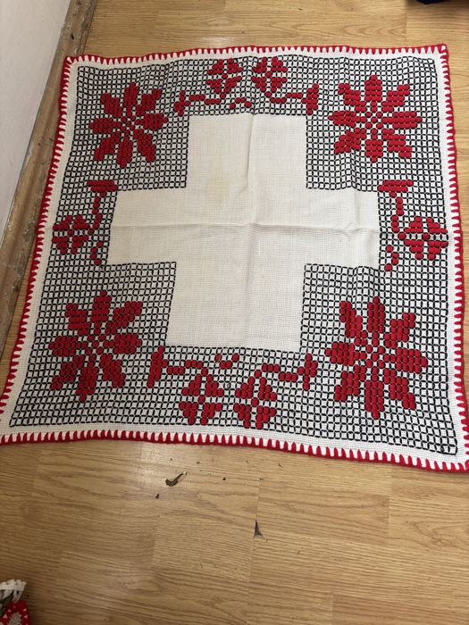 Fata de masa cusuta pe etamina