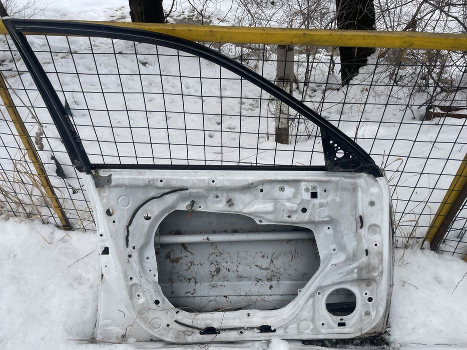 Продаётся дверь Тайота карина е