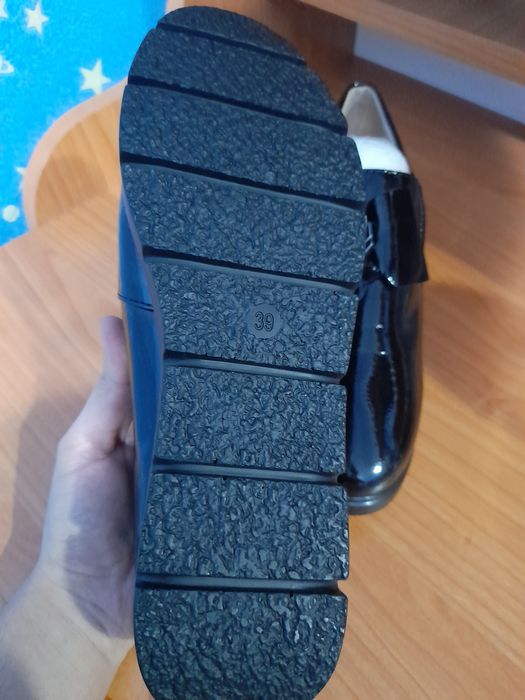 Srochno prodam lakirovanniy tufli noviy malomer ramer 38na uzkuyu nogu