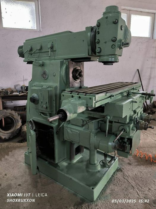 Универсальный фрезерный 6р82ш  сотилади