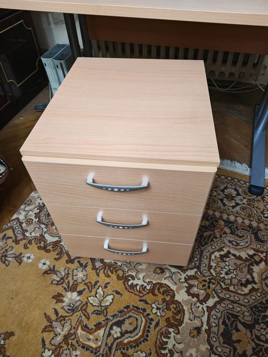 Birou și corp cu sertare impecabile