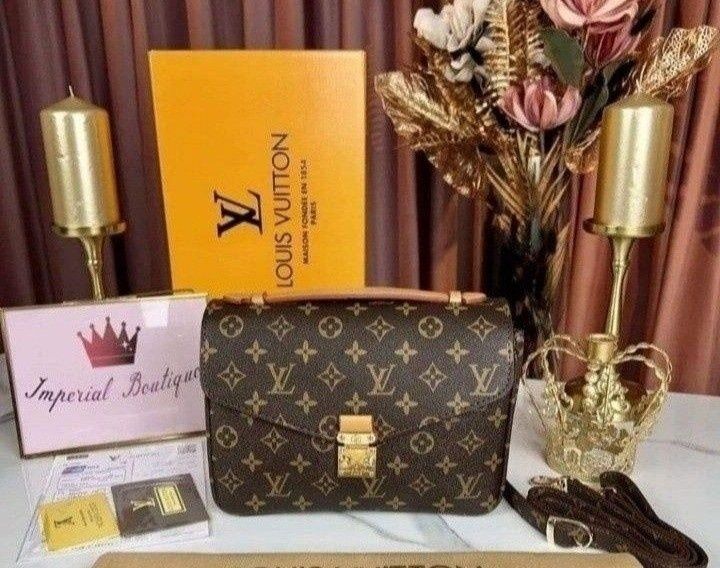 Set 3 articole Louis Vuitton( geanta Pochette Metis+curea+portofel),saculet, etichetă