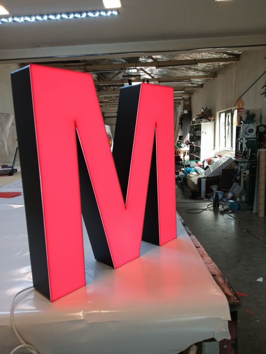 Casete luminoase, litere volumetrice