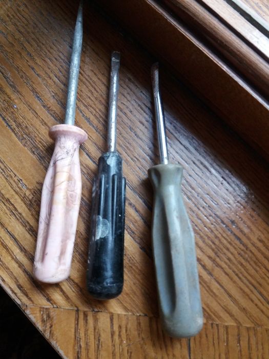 Отвертки разного размера.  С советских времен.  За все 100000 сум.