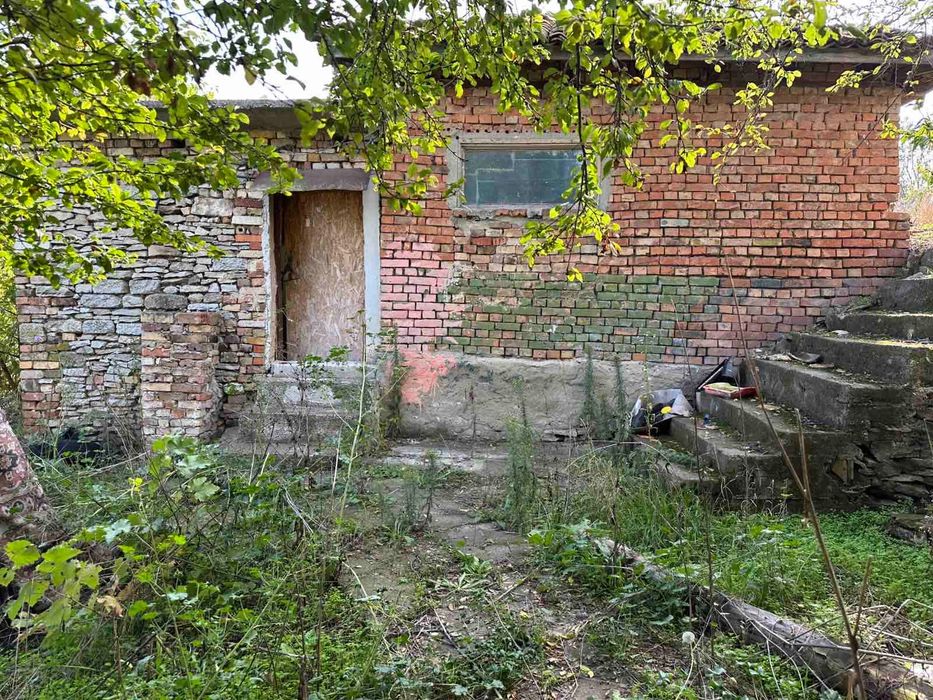 Парцел с Две къщи ток и вода
