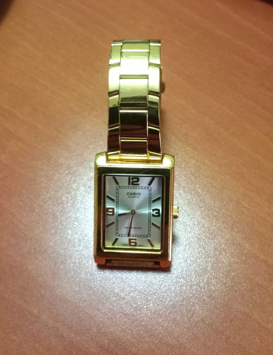 Часовник Casio златист