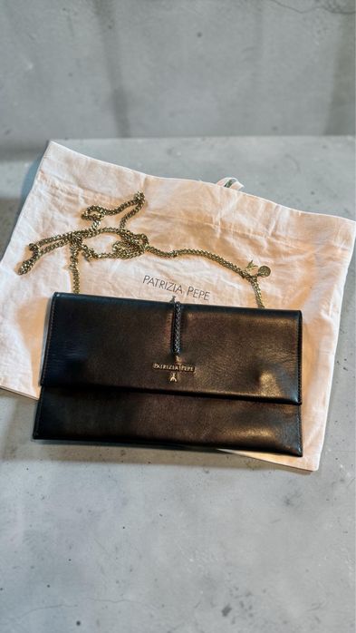Patrizia Pepe Envelope Clutch – черна кожена чанта с верижка
