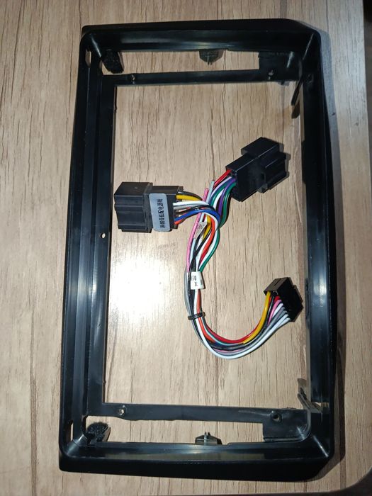 Рамка и шлейф проводов для 9 дюймового монитора на нексию 3