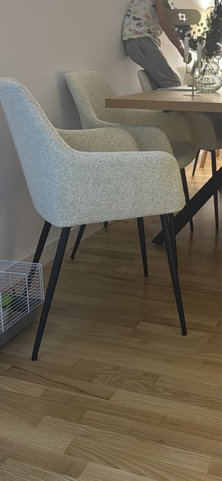 Scaune de culoare  crem cu picioare negre