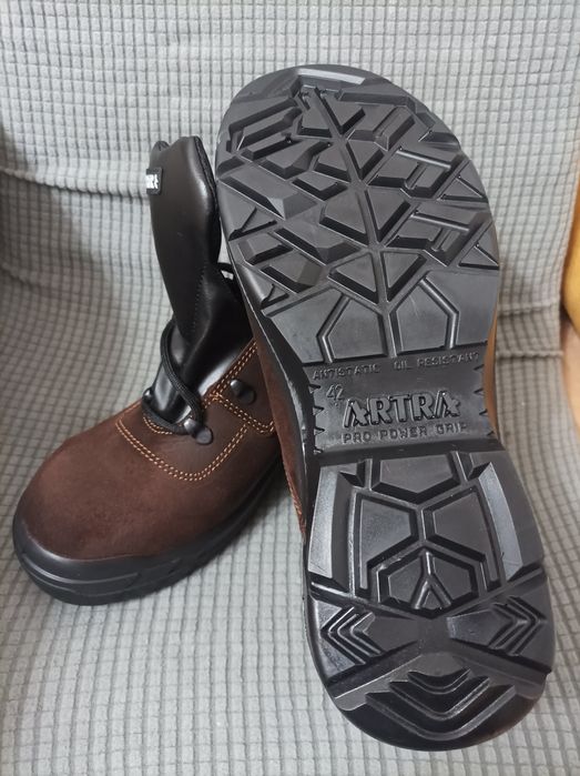 Продавам -Нови, висок клас работни обувки.