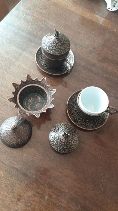 Сервизи/ комплекти чаши и чинии