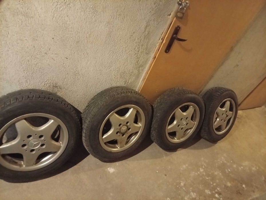 Продавам комплект гуми с джанти.