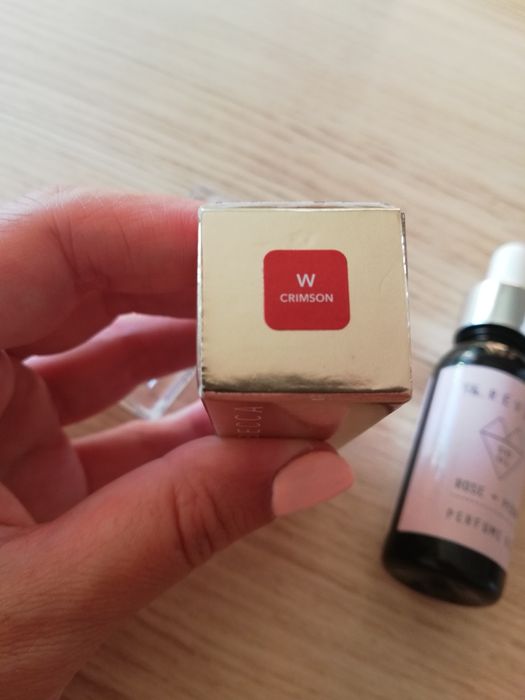 Сенки Calvin Klein, червило Becca, олио.