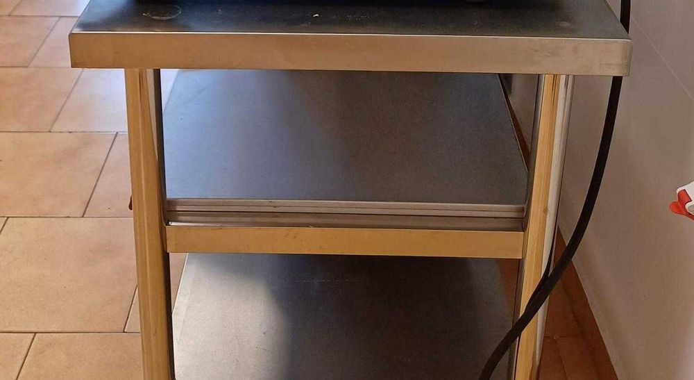 Vând masă inox cu poliță