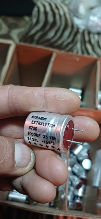 condensatori electrolitic +/-