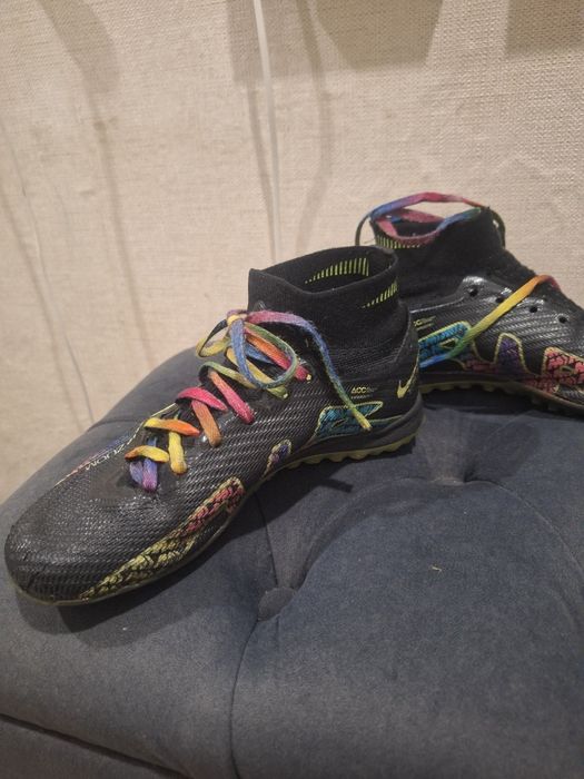 Кроссовки футбольные