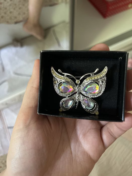 Брошка  Avon .ьыьчььчтч