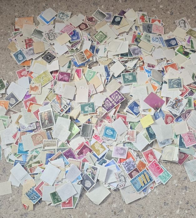 Lot aproximativ 1.200–1.500 timbre poștale, nesortate – 101 g