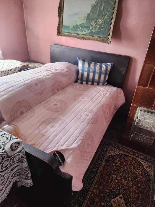 Vând mobila dormitor veche pentru recondiționat  conține două dulapuri,pat,doua noptiere masa și două scaune