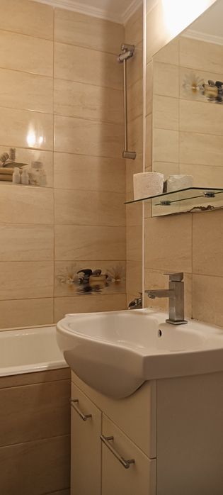 Închiriez ap.3 camere,et.4/10 zona Sălăjan cu loc parcare inclus, metrou N.Grigorescu/1Decembrie