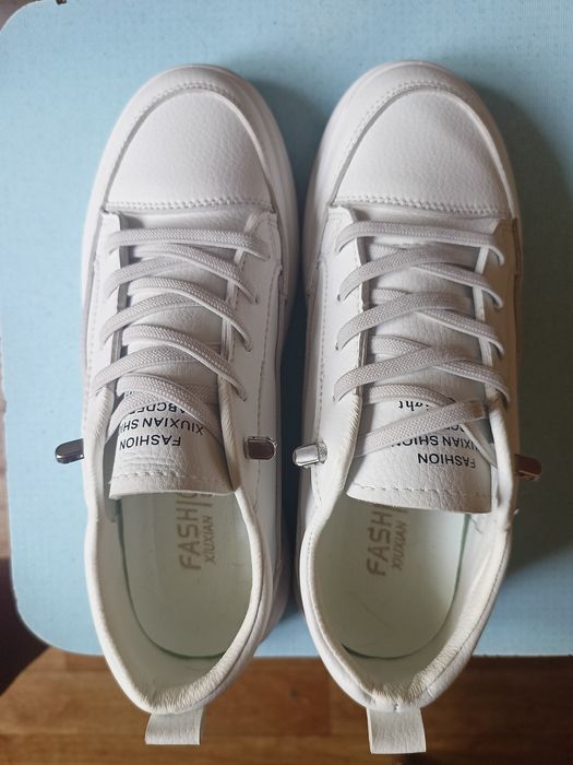 Кроссовки для девочки