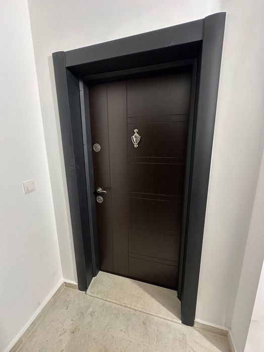 Входна врата от чисто нова кооперация!