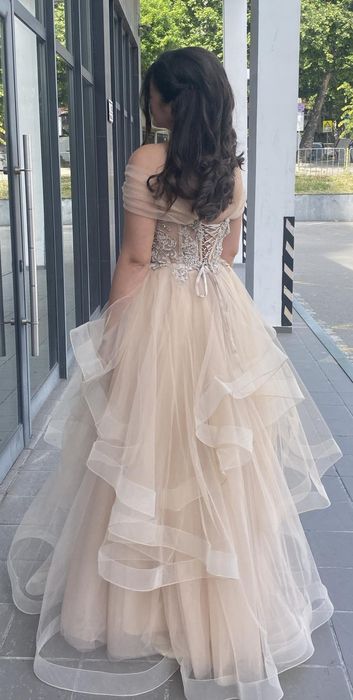 Ефирно бална рокля.