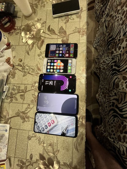 Продавям телефони сички работещив мн добар види без проблеми предпочит