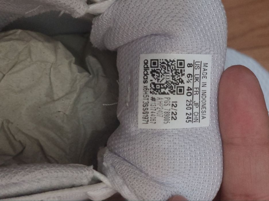 Кроссовки, белые Adidas.