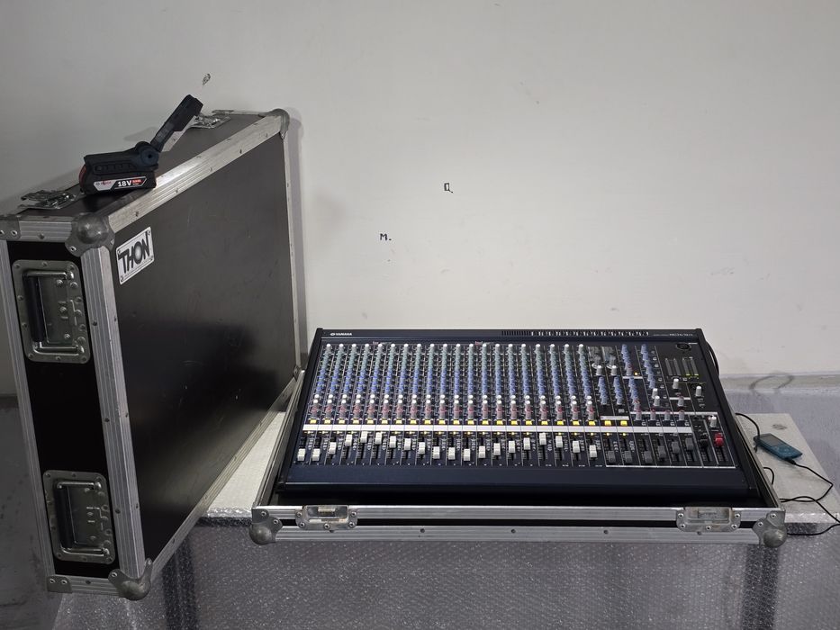 Mixer audio YAMAHA MG 24/14 FX ,cu efecte ,phantom 48v, case THON