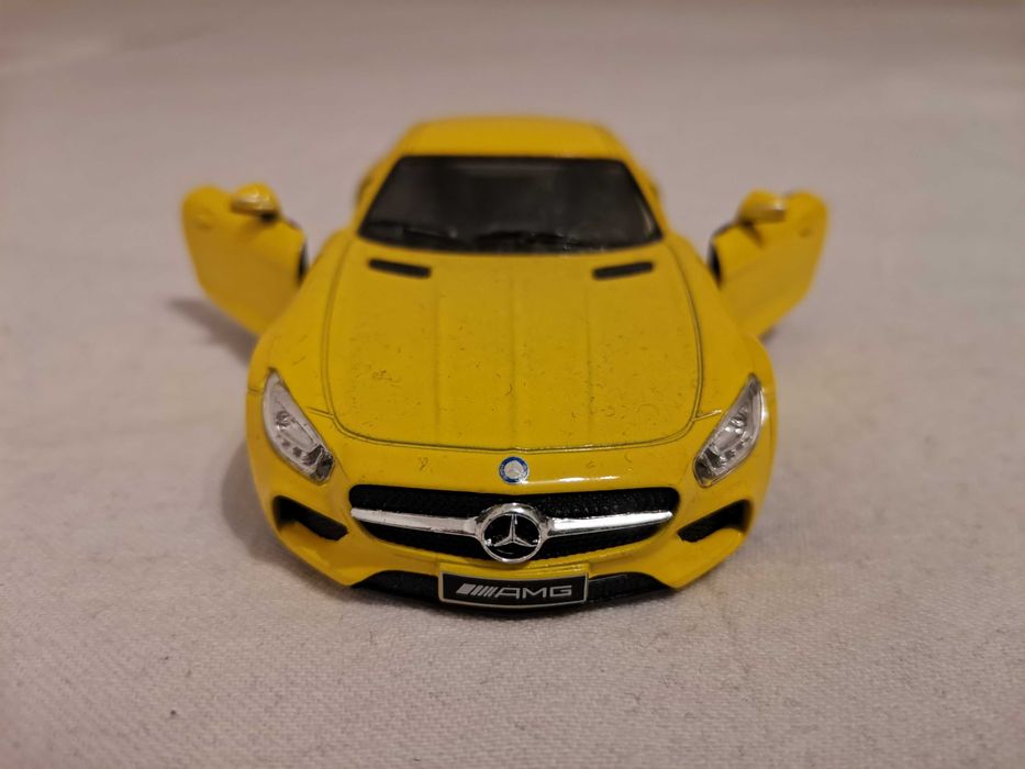 Продавам детски колички на производителите "Kinsmart" и "Welly"