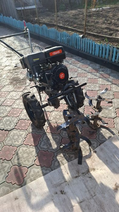 Вспышка земли мотоплугом